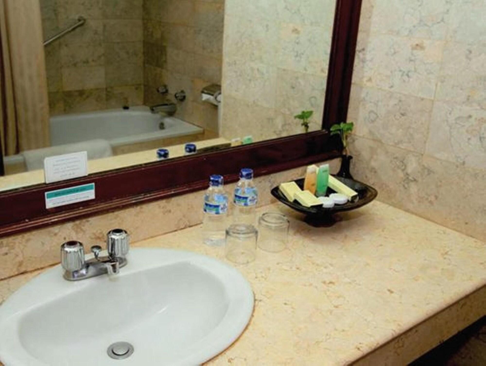 Grand Legi Hotel Mataram Buitenkant foto
