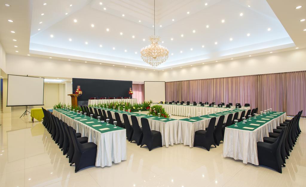 Grand Legi Hotel Mataram Buitenkant foto