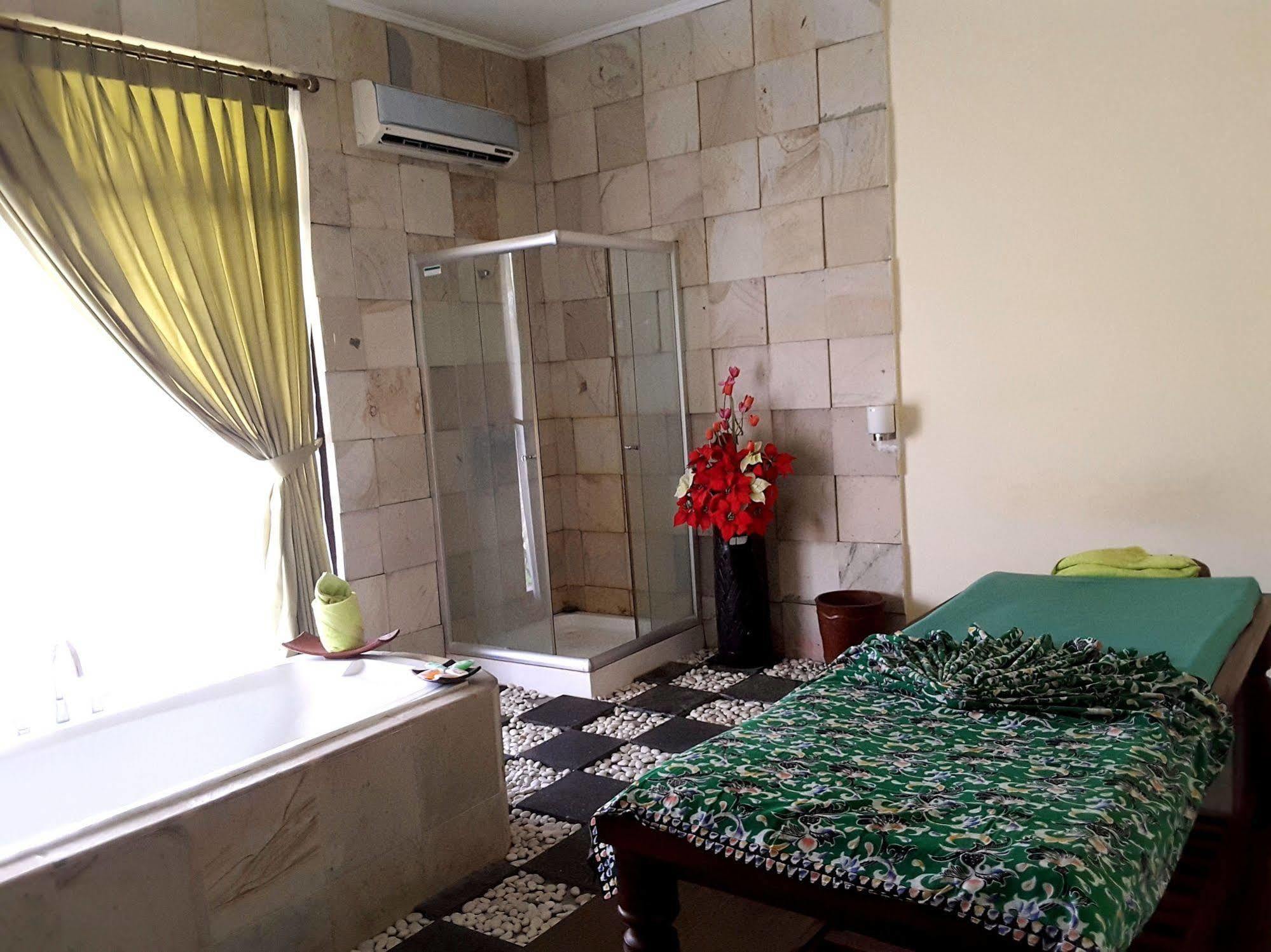 Grand Legi Hotel Mataram Buitenkant foto