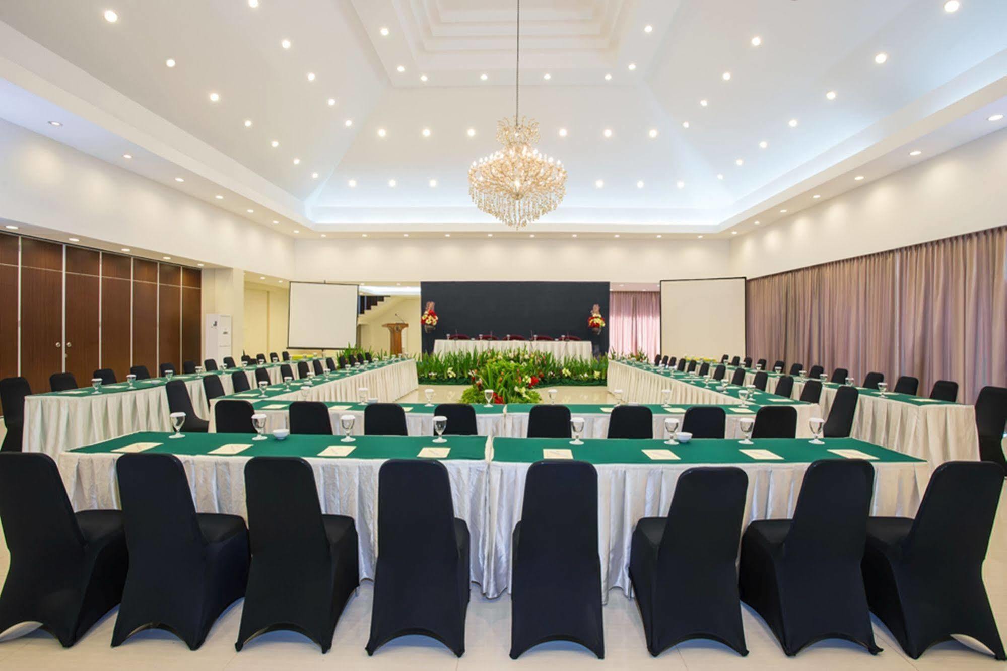 Grand Legi Hotel Mataram Buitenkant foto
