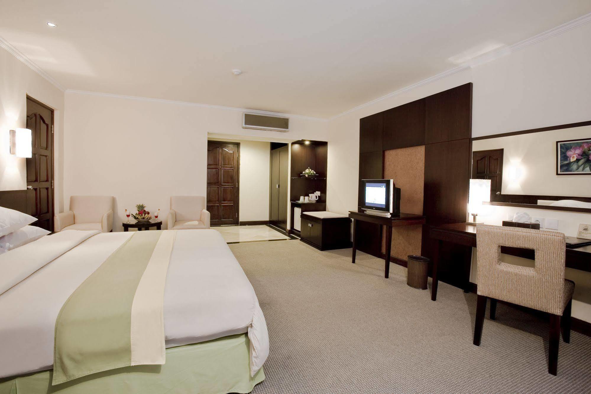 Grand Legi Hotel Mataram Buitenkant foto