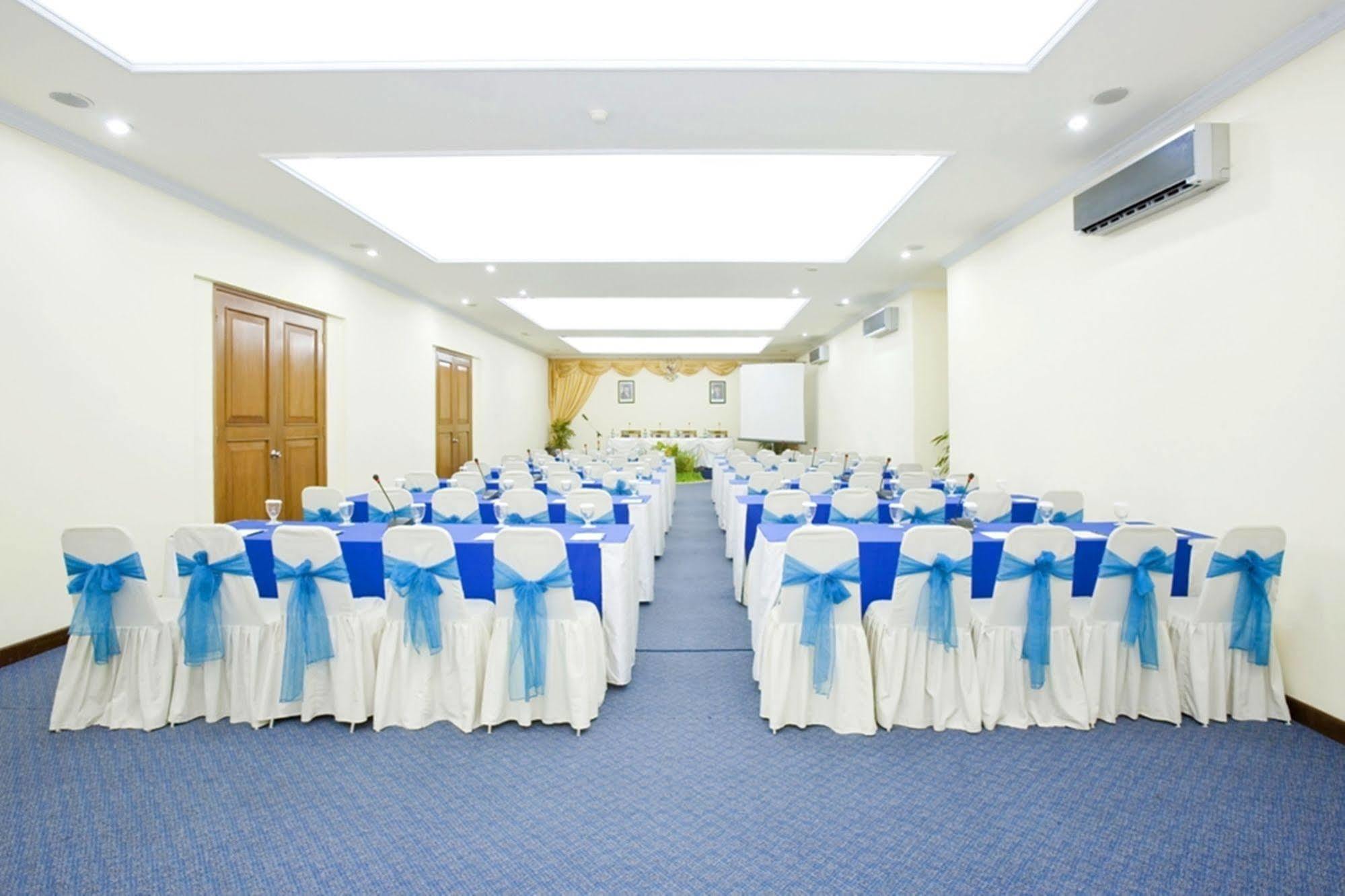 Grand Legi Hotel Mataram Buitenkant foto