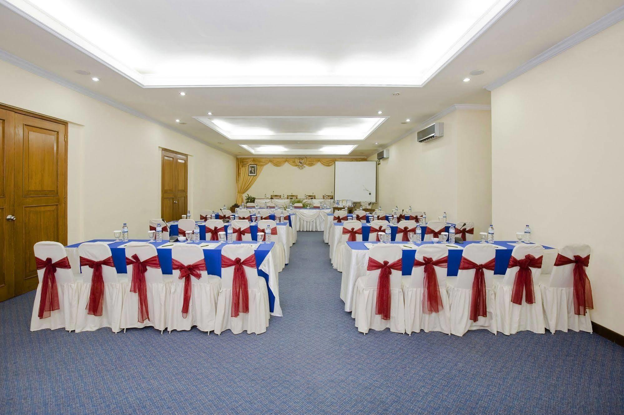 Grand Legi Hotel Mataram Buitenkant foto