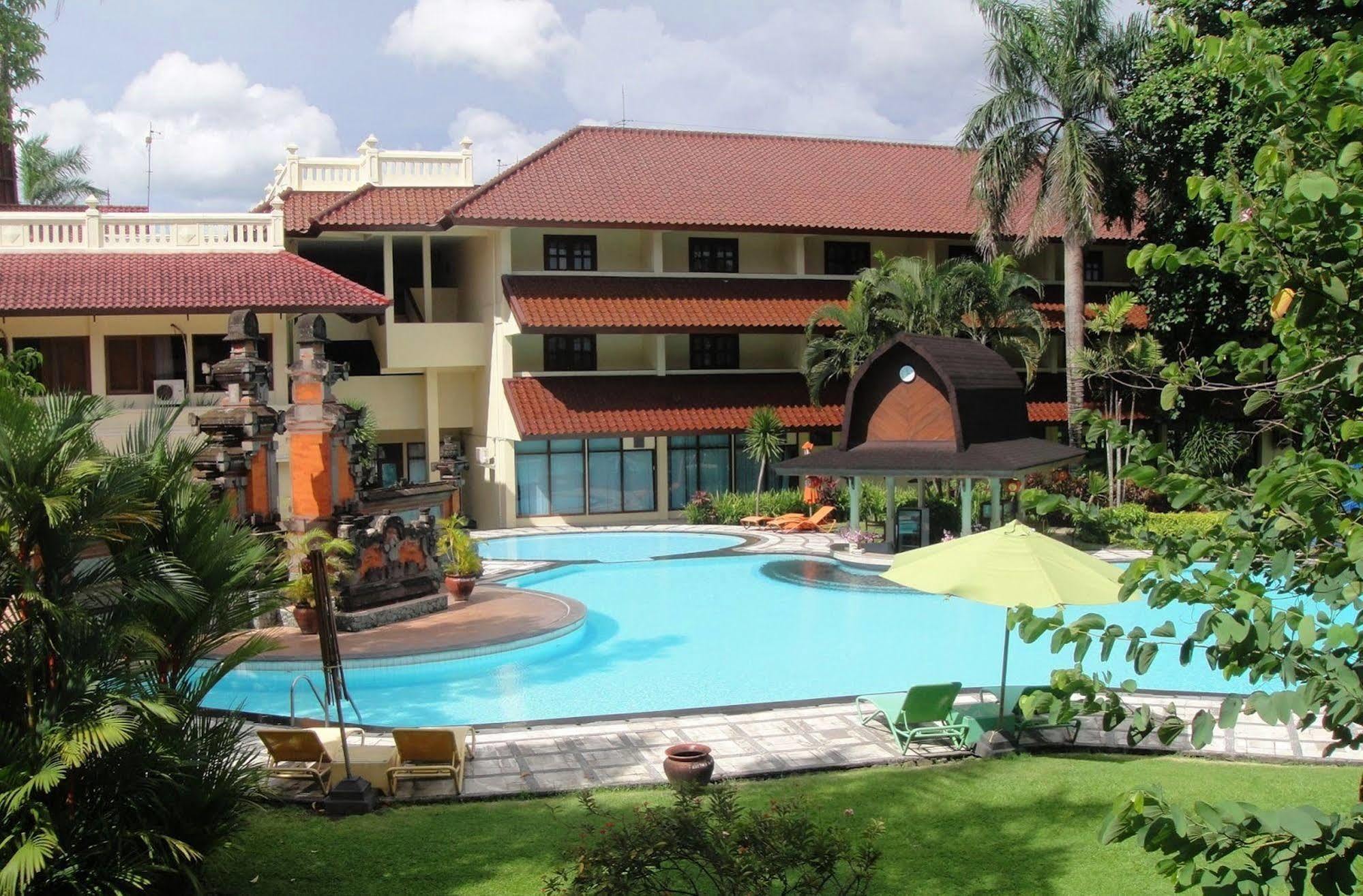 Grand Legi Hotel Mataram Buitenkant foto